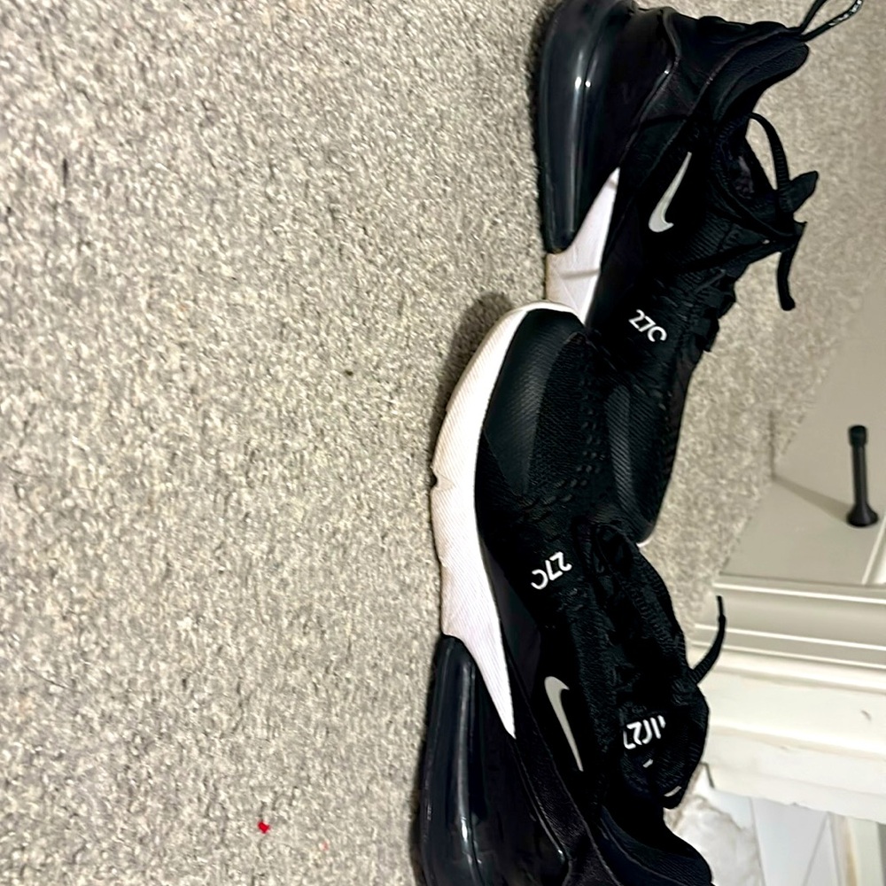 women’s nike tennis’s shoes.
